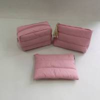 Trousse de toilette de voyage personnalisée imperméable et souple rembourrée gonflée trousse de maquillage en nylon matelassé rose trousse cosmétique rose