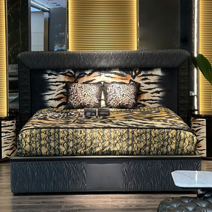 <span class=keywords><strong>Letto</strong></span> Imbottito 1,8m con Design Ricamato e Stampa Animalier, Testiera in Vera Pelle, Letti Moderni di Lusso King Size - Product Image 1