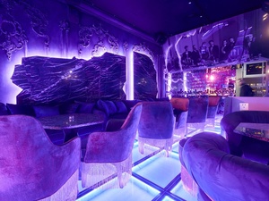 Mobilier moderne de haute qualité pour bar à vin de restaurant, table de comptoir de boissons à éclairage LED pour affichage et décoration - Product Image 2