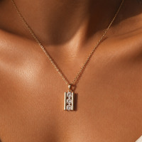 Collier pendentif rectangulaire vertical en laiton plaqué or 18 carats avec 3 pierres CZ rondes, bijoux tendance pour femmes, OEM ODM, stock disponible