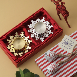 Panier-cadeau de Noël avec 2 porte-bougies en forme de flocon de neige plaqués or et argent pour la décoration de Noël festive - Product Image 1