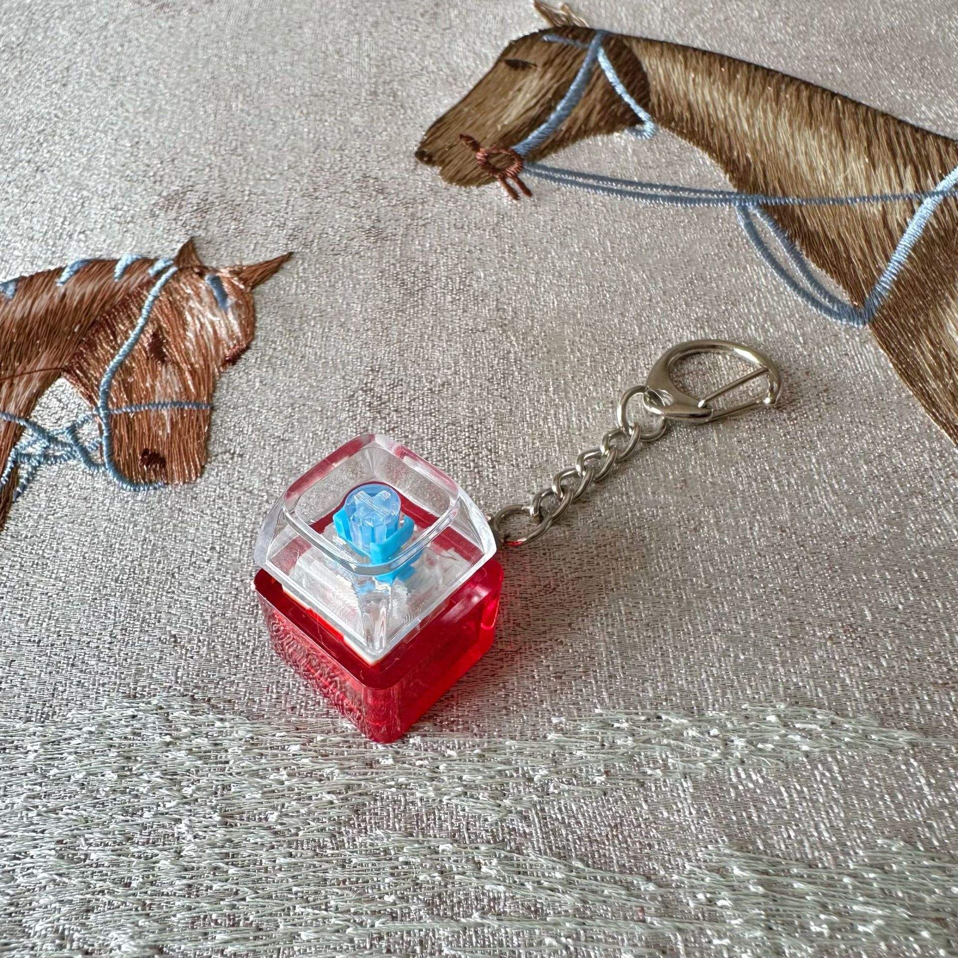 Coque rouge translucide - Capuchon transparent - Petite chaîne en D