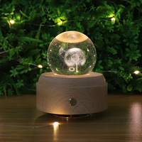 Offre Spéciale Main En Bois Boîte à Musique Avec Crystal Ball Night Light Projecteur Pour chambre Décoration