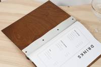Porte-menus en bois contreplaqué pour cafés et restaurants, personnalisables avec logo en relief, vente en gros