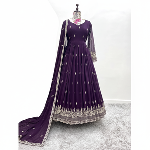 Robe longue de créateur en satin et géorgette, coupe droite, avec dentelle, broderie et travail de sequins, style A-Line, simple, violette, écologique, avec dupatta et soutien-gorge intégré - Product Image 2