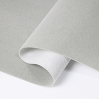 La poudre de flocage en velours met en valeur le matériau doux et moelleux, avec un tissu floqué à poils longs servant de doublure pour les boîtes cadeaux de bijoux.