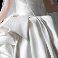 Robe de mariée de luxe classique sans bretelles en satin, style robe de bal, avec fleurs en dentelle, grande taille, corsage drapé, jupe à volants, traîne chapelle, sur mesure