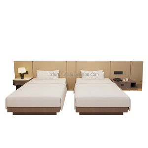 Ensemble de chambre double pour hôtel : 2 lits simples en MDF avec tête de lit en tissu et table de chevet assortie pour chambre d'hôtes 3 étoiles - Product Image 1