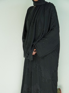 Abaya noire perlée, Abaya ornée avec ensemble hijab assorti, Abaya élégante, Robe musulmane pour femmes - Product Image 2