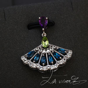 Colgante de la Serie Counterattack con Incrustaciones de Plata 925, Topacio Azul Londres, Amatista, Peridoto y Zafiro Blanco Sintético - Product Image 2