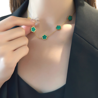 Tendencias de moda Nueva versión coreana del collar de dama de la Pequeña Flor de la suerte, collar de joyería fresca diaria de trébol de cinco hojas