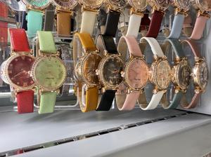 Orologio da donna con cinturino in pelle, cassa placcata in oro, quadrante rotondo, colori misti, accessorio di moda - Product Image 3