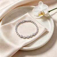 Bracelet pour femme en argent sterling 925 de qualité supérieure, design à maillons de chaîne et breloques décorées de zircone cubique