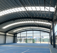 Grand gymnase multifonctionnel en structure acier préfabriquée, résistant au vent et offrant un grand espace