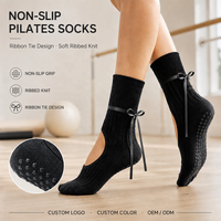 Chaussettes de Pilates antidérapantes personnalisées avec ruban, chaussettes de yoga pour femmes, chaussettes à grip en tricot côtelé, chaussettes de danse pour la barre de ballet, OEM ODM
