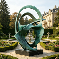 Sculpture abstraite en métal patiné bronze, art moderne d'anneaux entrelacés, grande statue de jardin extérieure