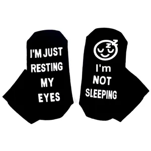 Calcetines <span class=keywords><strong>de</strong></span> Algodón <span class=keywords><strong>de</strong></span> Media Pantorrilla con Letras Tejidas y Puntos Adhesivos Antideslizantes, Absorbentes <span class=keywords><strong>de</strong></span> Sudor, Modelo I'M JUST RESTING MY EYES - Product Image 2