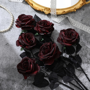 Bouquet de roses artificielles en soie noire et rouge pour Halloween, fond de photographie et décoration intérieure - Product Image 3