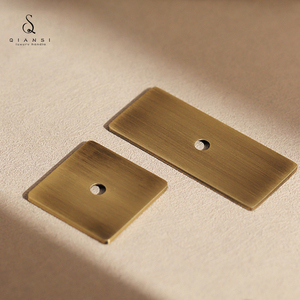 Qiansi HK0532 Massiver Messing Quadratische Antik-Messing-Rückplatte für Möbelgriffe Langlebig für Küche und Hotel Schrankbeschläge - Product Image 1