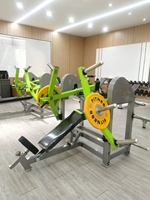 Équipement de musculation pour salle de sport : Machine de presse inclinée à charge de plaques pour développements de force, incluant la presse inclinée super et la presse inclinée à banc, compatible charge de plaques