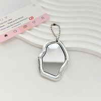 Miroir de maquillage en acrylique ondulé irrégulier, porte-clés, miroir cosmétique portable, breloque de sac avec chaîne perlée pour la décoration de sac à main, cadeau