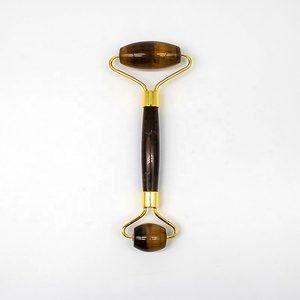 Vente en gros d'Oeil de Tigre Naturel Jade Rouleau de Guérison Masseur de <span class=keywords><strong>Visage</strong></span> <span class=keywords><strong>avec</strong></span> Poignée en Métal Laiton pour les Soins <span class=keywords><strong>du</strong></span> <span class=keywords><strong>Visage</strong></span> - Product Image 1