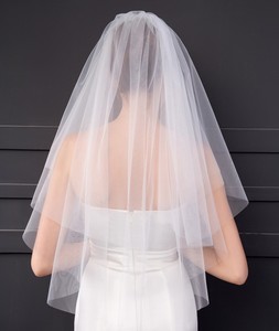 Voiles de <span class=keywords><strong>mariée</strong></span> double couche bon marché Voiles de <span class=keywords><strong>mariée</strong></span> courts simples en tulle doux Voiles de coude de mariage avec peigne à cheveux - Product Image 3