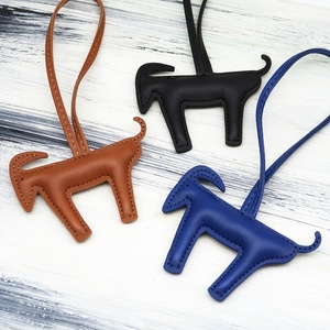 Nouveau Pendentif Sac à Dos Mignon en Forme de Chèvre, Créatif en PU, Breloque de Sac en Forme de Petite Chèvre, Décoration de Sac en Forme de Petite Chèvre de Dessin Animé - Product Image 2