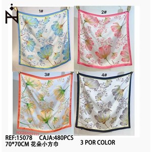 Foulard quadrato floreale 70x70cm in seta stampata per donna, accessorio moda - Product Image 3