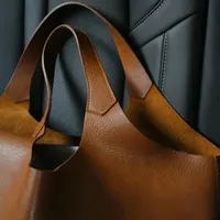 Sac à main marron de haute qualité pour femme, grande capacité, style rétro, pour tablette, en PU souple, texture luxueuse, sac porté épaule avec fermeture éclair