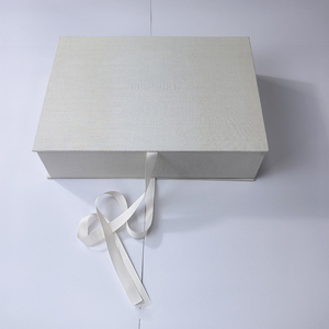 Elegante Scatola Regalo in Lino con Chiusura Magnetica |   Dimensioni, colore e design personalizzabili |   Confezioni Ispirate ai Libri - Product Image 5
