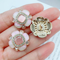 Vente en gros 32L forme de fleur petite épice strass métal boutons manteau de fourrure costume tricoté Cardigan pull pull boutons décorés