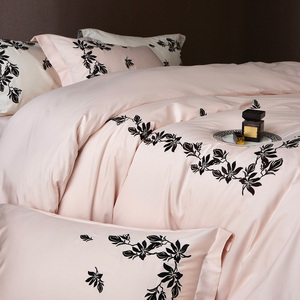 <span class=keywords><strong>Housse</strong></span> <span class=keywords><strong>de</strong></span> <span class=keywords><strong>couette</strong></span> blanche minimaliste avec broderie florale noire, tissage <span class=keywords><strong>satin</strong></span>é <span class=keywords><strong>haut</strong></span> <span class=keywords><strong>de</strong></span> <span class=keywords><strong>gamme</strong></span> - Product Image 3