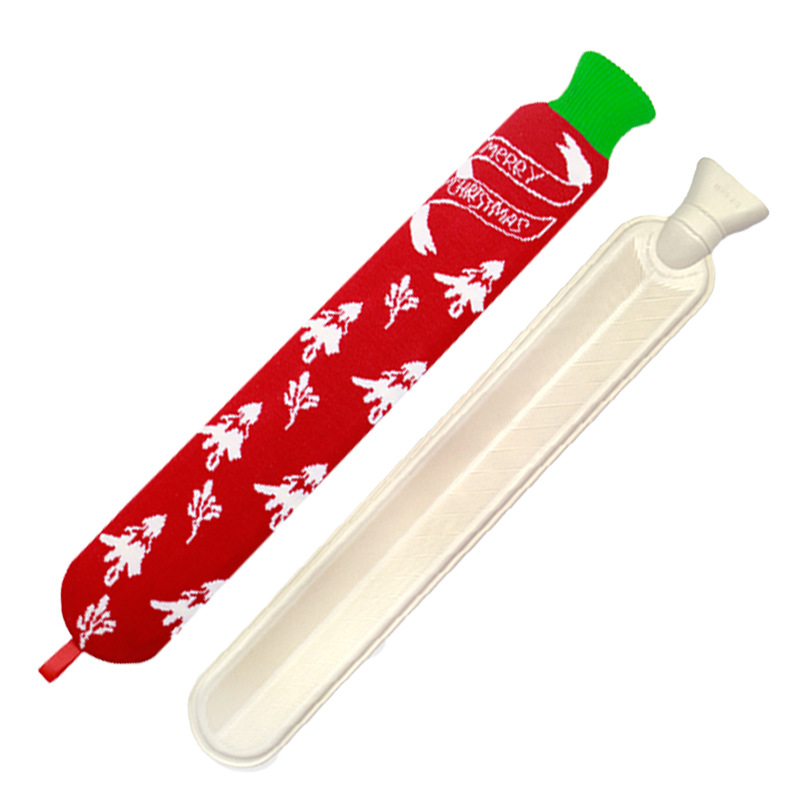 Ensemble bouillotte à motif sapin de Noël rouge et blanc.