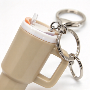 Porte-clés coloré en forme de mini-bouteille avec logo personnalisé, idéal pour les souvenirs de fête et les cadeaux d'affaires - Product Image 5