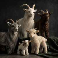 Chèvre en peluche avec vêtements personnalisés, animal en peluche haut de gamme pour boutiques, coffrets cadeaux, collections saisonnières et événements
