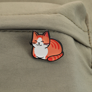 Bonitos pines de esmalte de gato estilo tostada, diseño de gato de dibujos animados sonriente y descansando, color negro y naranja, broche, insignia de solapa, joyería al por mayor - Product Image 3