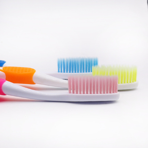 2021 Cepillo de dientes para adultos con cerdas suaves Cepillo de dientes con mango de plástico para uso doméstico - Product Image 4