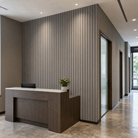 Panneau mural WPC WYRAX pour réception d'entreprise, en bois gris, avec structure creuse à nervures et aménagement mural modulaire cannelé
