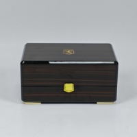 Boîte à parfum en bois brillant avec doublure en daim, insert en mousse, quincaillerie en métal doré, logo personnalisé pour collection de parfums haut de gamme et cadeau de luxe