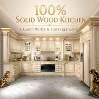 Meubles de cuisine modulaires classiques en bois blanc et or avec design de villa européenne et îlot en marbre beige