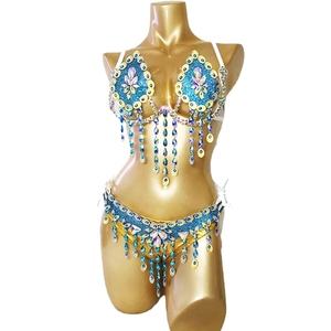 <span class=keywords><strong>SPEDIZIONE</strong></span> GRATUITA Set da 3 Pezzi per Danza del Ventre Samba da Donna, Reggiseno <span class=keywords><strong>e</strong></span> Cintura in Poliestere con Filo Metallico, Slip Dorato Fatto a Mano con Cristalli - Product Image 1