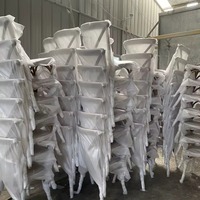 Chaises de mariage rustiques en chêne empilables et durables avec dossier croisé et structure solide pour banquets, événements, fêtes, restaurants, cafés et lieux événementiels