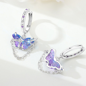 Des boucles d'oreilles simples en forme de papillon violet, parfaites comme cadeau pour la Saint-Valentin, un anniversaire ou un anniversaire de mariage pour une fille. - Product Image 4