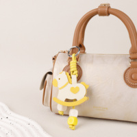 Pendentif de sac à main Kawaii en forme de cheval à bascule avec détail cœur pour sac à main, sac à dos, bagages et accessoires