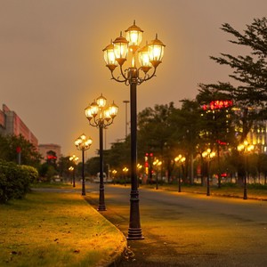Lampadaire de jardin extérieur en laiton à LED blanc chaud avec abat-jour en verre IP66 AC 220V 2700K à énergie solaire avec détecteur de mouvement et éclairage 10 ans - Product Image 1