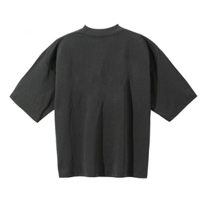 Découvrez le T-shirt en coton surdimensionné pour homme - Tee-shirt vintage délavé pour un look décontracté et élégant - Product Image 5