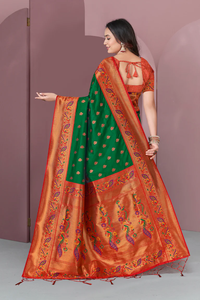 ส่าหรีผ้าไหมส่าหรีสีเขียวดั้งเดิมที่มีดีไซน์ทอ zari ที่งดงามนำเสนอความสง่างามเหนือกาลเวลาและแบบดั้งเดิม - Product Image 3