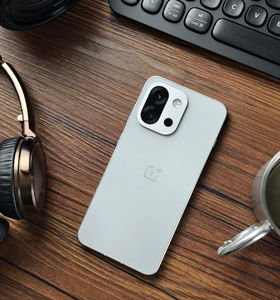 Smartphone OnePlus 13T 5G LTE, écran AMOLED QHD 6,3 pouces 120 Hz, processeur de la série Helio, charge rapide 100 W et charge sans fil - Product Image 1