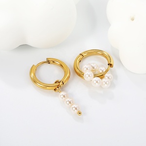 Pendientes asimétricos de perlas con nudo, de acero inoxidable, chapados en oro de 18k, tipo Huggie, con circonita azul rectangular. - Product Image 5